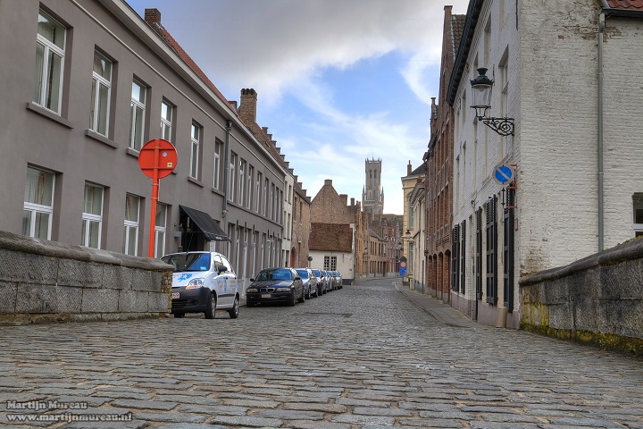De Leeuwbrug loopt over de Speelmansrei in Brugge en was deel van de eerste stadsomwalling. Deze wijk ligt vlakbij de winkelstraten en toch ver weg van de drukte. Verschillende kunstenaars zoals Hans Memling en Lanceloot Blondeel woonden hier. Wil je de mooie oude volkswijken van Brugge leren kennen, dan vertel ik je daar heel graag meer over. B&B Emma is gelegen in Sint-Gillis, een volkswijk die teruggaat tot de 12de eeuw. Een ideale locatie om Brugge van buiten naar binnen te ontdekken. 